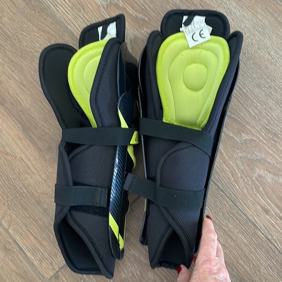 Alphas Warrior DX 5-11 senior shin guards. Size Jr 11"28 cm. - Picture 2 of 5